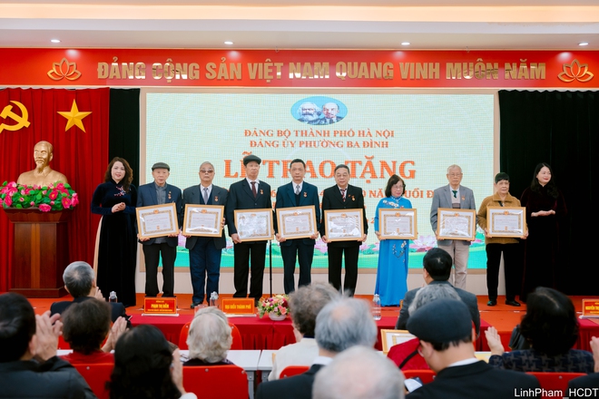 Chủ tịch UBND Thành phố Vũ Đại Thắng trao Huy hiệu Đảng đợt 3/2 tại phường Ba Đình- Ảnh 5.