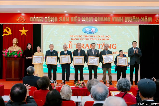 Chủ tịch UBND Thành phố Vũ Đại Thắng trao Huy hiệu Đảng đợt 3/2 tại phường Ba Đình- Ảnh 4.