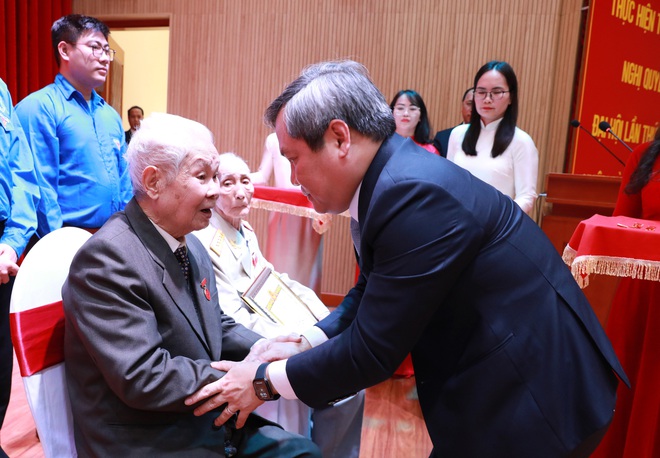 Hanoi Mayor awards Party badge at Bach Mai Ward- Ảnh 3.