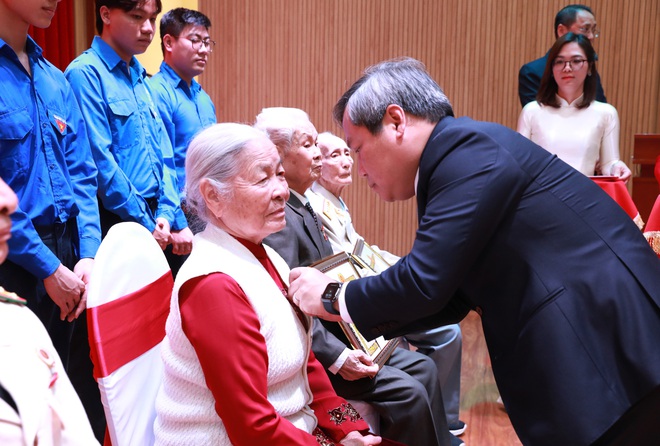 Chủ tịch UBND Thành phố Vũ Đại Thắng trao Huy hiệu Đảng tặng các đảng viên lão thành phường Bạch Mai- Ảnh 3.