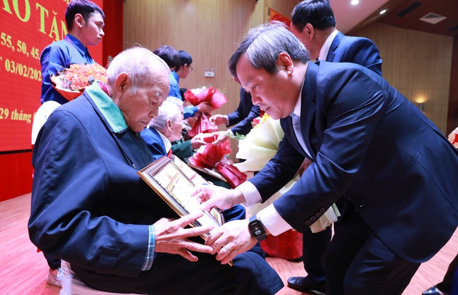 Chủ tịch UBND Thành phố Vũ Đại Thắng trao Huy hiệu Đảng tặng các đảng viên lão thành phường Bạch Mai- Ảnh 4.