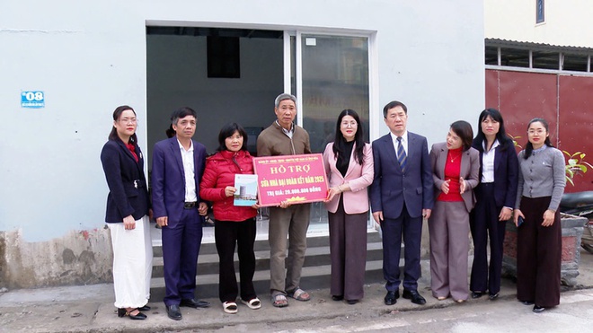 Xã Ứng Hòa: Trao 6 nhà Đại đoàn kết cho các hộ có hoàn cảnh khó khăn- Ảnh 1.