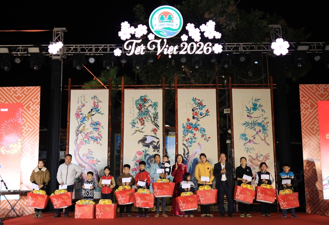 Phó Chủ tịch Thường trực HĐND Thành phố Trần Thế Cương dự Chương trình “Tết Việt” phường Tùng Thiện - Chào Xuân Bính Ngọ 2026- Ảnh 3.
