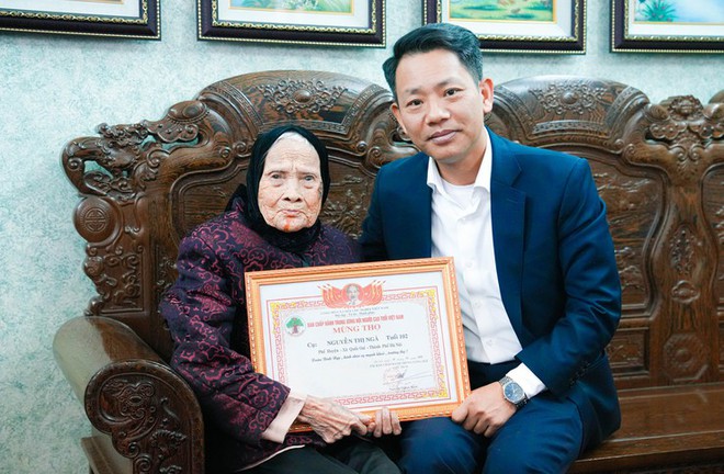 Lãnh đạo xã Quốc Oai thăm, chúc Tết và tặng quà người có công, người cao tuổi nhân dịp Tết Bính Ngọ- Ảnh 4.