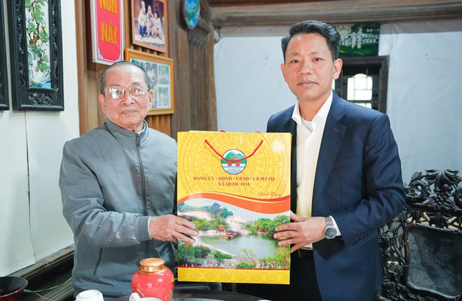 Lãnh đạo xã Quốc Oai thăm, chúc Tết và tặng quà người có công, người cao tuổi nhân dịp Tết Bính Ngọ- Ảnh 5.