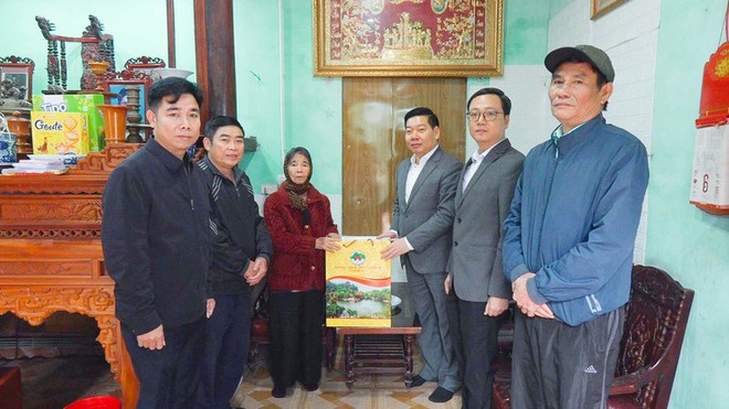 Lãnh đạo xã Quốc Oai thăm, chúc Tết và tặng quà người có công, người cao tuổi nhân dịp Tết Bính Ngọ- Ảnh 2.