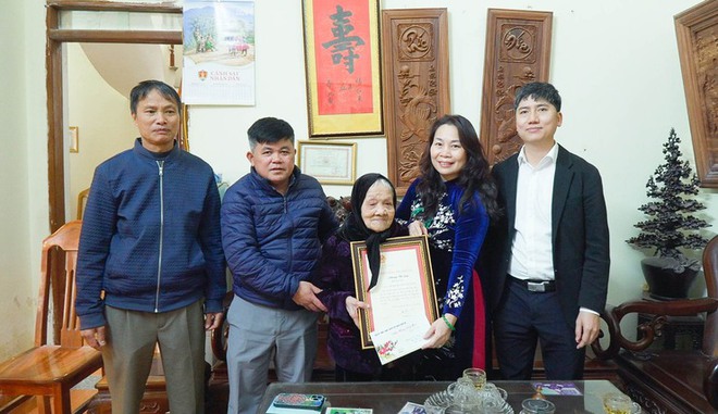 Lãnh đạo xã Quốc Oai thăm, chúc Tết và tặng quà người có công, người cao tuổi nhân dịp Tết Bính Ngọ- Ảnh 11.