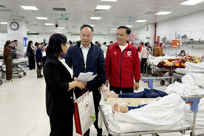 Hội Chữ thập đỏ Thành phố trao quà Tết cho bệnh nhân có hoàn cảnh khó khăn- Ảnh 1.
