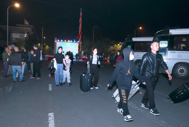 Hà Nội tổ chức 26 chuyến xe đưa 1.200 công nhân về quê đón Tết- Ảnh 4.