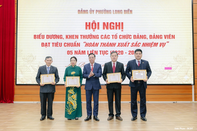 Đảng ủy Phường Long Biên trao tặng Huy hiệu Đảng đợt 3/2- Ảnh 5.