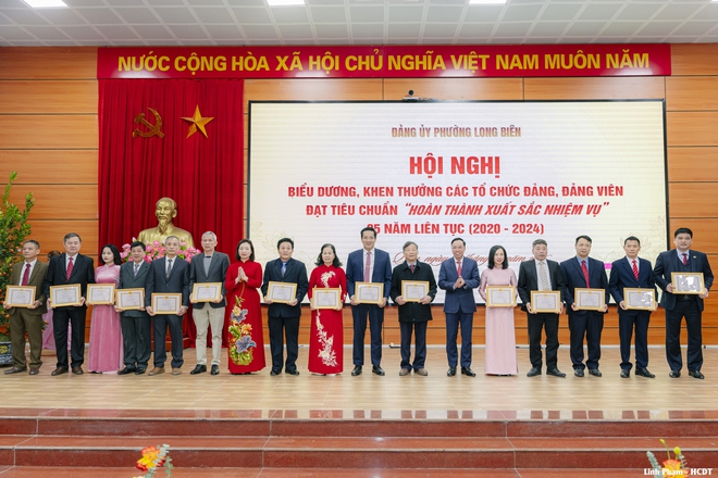 Đảng ủy Phường Long Biên trao tặng Huy hiệu Đảng đợt 3/2- Ảnh 6.