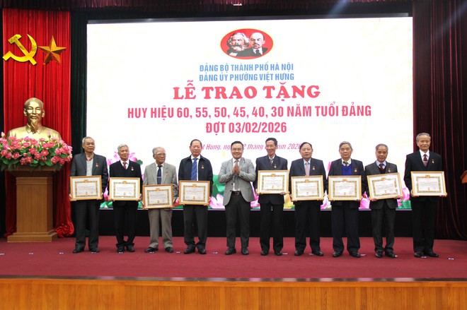 120 đảng viên phường Việt Hưng vinh dự đón nhận Huy hiệu Đảng đợt 3/2- Ảnh 4.