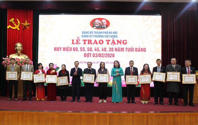 120 đảng viên phường Việt Hưng vinh dự đón nhận Huy hiệu Đảng đợt 3/2- Ảnh 6.