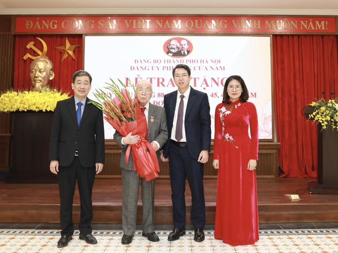 Phó Bí thư Thành ủy Nguyễn Trọng Đông trao Huy hiệu 80 năm tuổi đảng tặng đảng viên Nguyễn Tiến Hà- Ảnh 5.