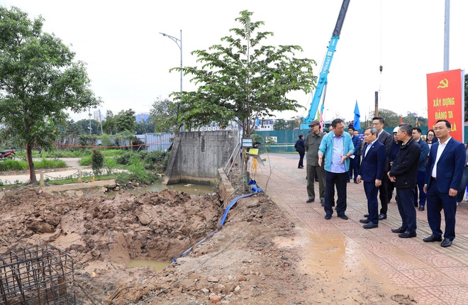 Hanoi Mayor inspects construction of flood prevention projects- Ảnh 1.