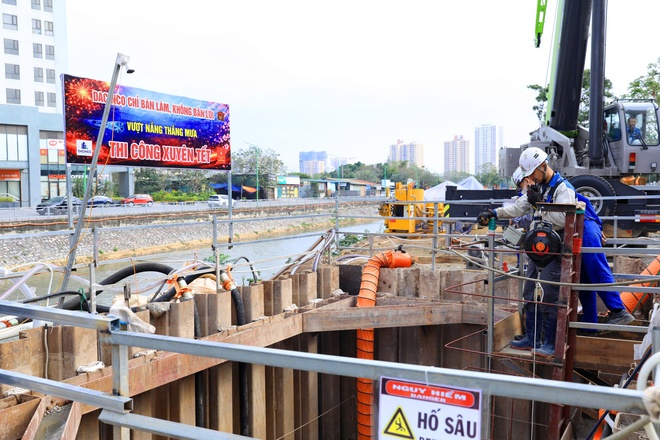 Chủ tịch UBND thành phố Hà Nội Vũ Đại Thắng kiểm tra, chúc Tết tại một số công trường thi công các dự án chống úng ngập- Ảnh 9.