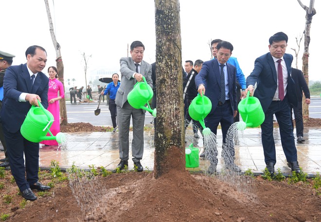 Hanoi Vice Party Chief Nguyen Trong Dong attends tree planting festival in Dong Anh Commune- Ảnh 3.