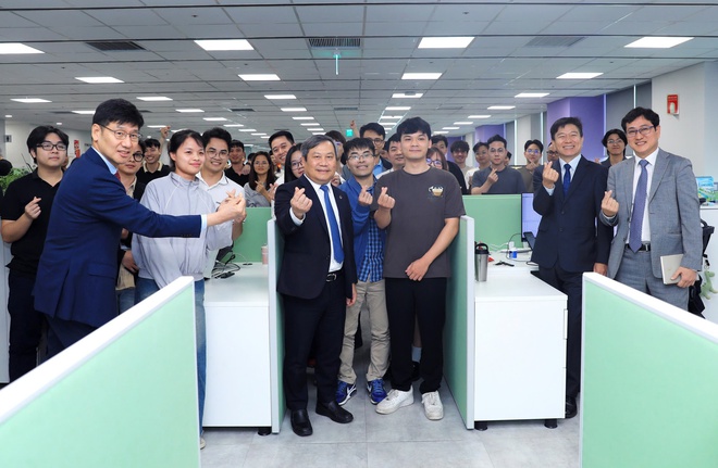 Chủ tịch Hà Nội Vũ Đại Thắng thăm, động viên sản xuất các công ty điện tử Meiko, Samsung Việt Nam- Ảnh 13.