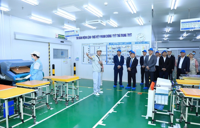 Chủ tịch Hà Nội Vũ Đại Thắng thăm, động viên sản xuất các công ty điện tử Meiko, Samsung Việt Nam- Ảnh 2.