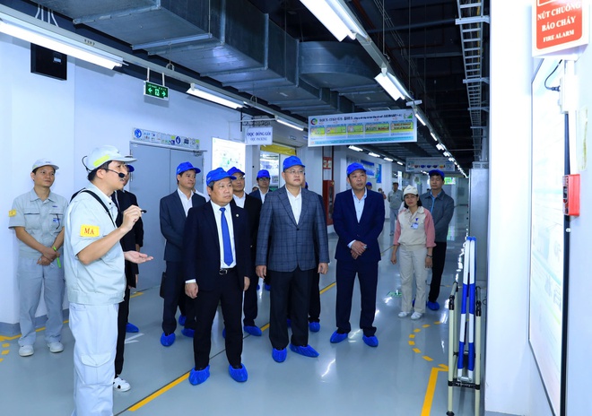 Chủ tịch Hà Nội Vũ Đại Thắng thăm, động viên sản xuất các công ty điện tử Meiko, Samsung Việt Nam- Ảnh 4.