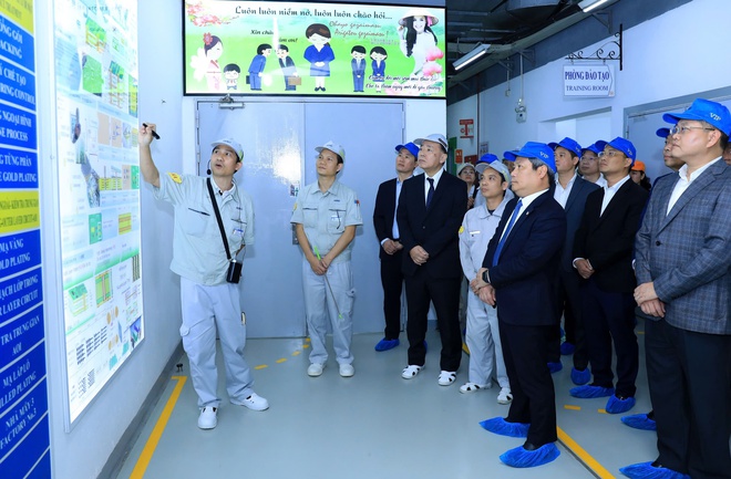 Chủ tịch Hà Nội Vũ Đại Thắng thăm, động viên sản xuất các công ty điện tử Meiko, Samsung Việt Nam- Ảnh 3.