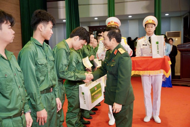 Gặp mặt thanh niên tình nguyện lên đường nhập ngũ và quân nhân xuất ngũ tiêu biểu- Ảnh 5.