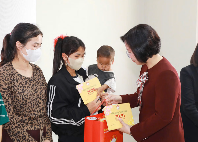 Chủ tịch Ủy ban MTTQ Việt Nam Thành phố Bùi Huyền Mai dự Tết quân dân "Phú Thượng - nồng ấm, sẻ chia"- Ảnh 2.