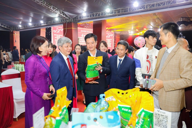 Khai mạc không gian trưng bày sản phẩm thương mại tiêu biểu, gắn với Hội chợ hoa Xuân Bính Ngọ xã Kiều Phú- Ảnh 9.