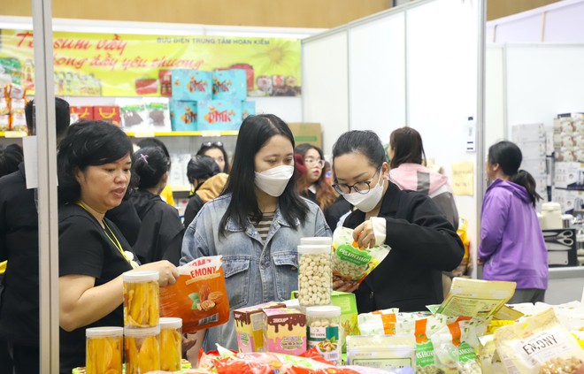 Khai mạc chương trình “Chợ Tết Công đoàn - Xuân 2026”- Ảnh 3.