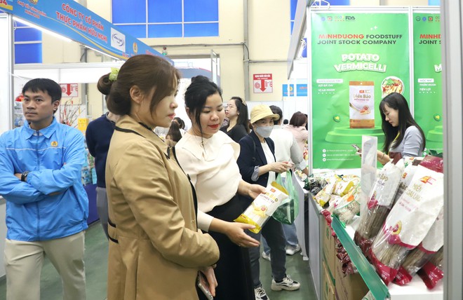 Khai mạc chương trình “Chợ Tết Công đoàn - Xuân 2026”- Ảnh 4.