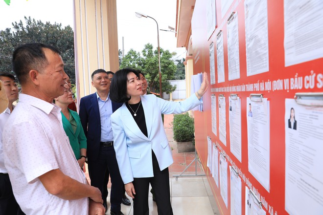 Chủ tịch HĐND Thành phố Phùng Thị Hồng Hà kiểm tra công tác bầu cử tại xã Ô Diên- Ảnh 4.