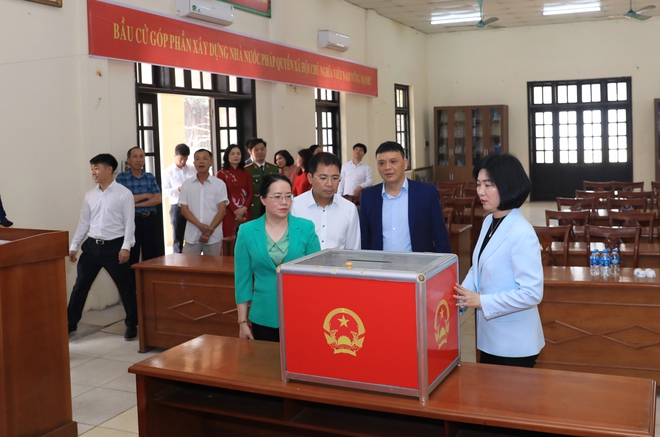 Chủ tịch HĐND Thành phố Phùng Thị Hồng Hà kiểm tra công tác bầu cử tại xã Ô Diên- Ảnh 5.