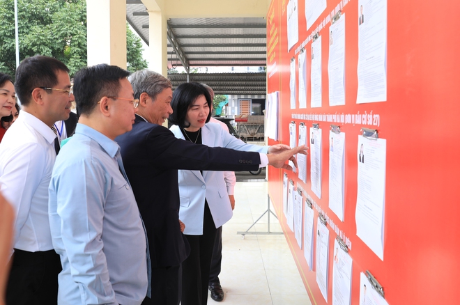 Chủ tịch HĐND Thành phố Phùng Thị Hồng Hà kiểm tra công tác bầu cử tại xã Ô Diên- Ảnh 1.