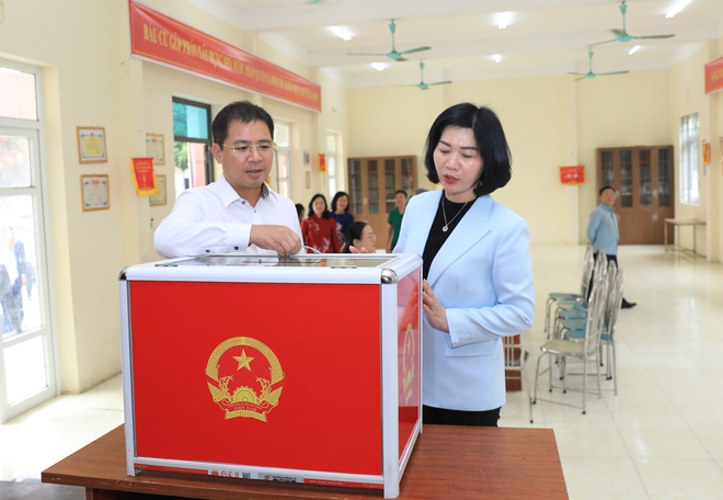 Chủ tịch HĐND Thành phố Phùng Thị Hồng Hà kiểm tra công tác bầu cử tại xã Ô Diên- Ảnh 2.