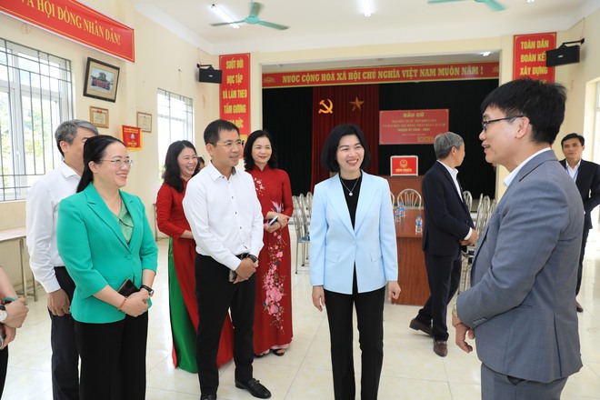 Chủ tịch HĐND Thành phố Phùng Thị Hồng Hà kiểm tra công tác bầu cử tại xã Ô Diên- Ảnh 6.