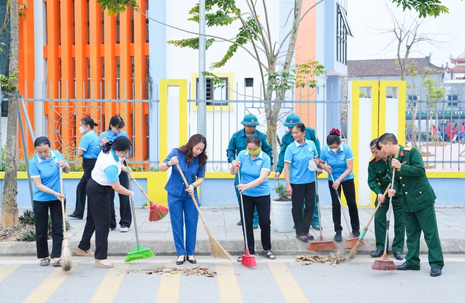 Xã Quốc Oai: Ra quân tổng vệ sinh môi trường và tuyên truyền lưu động chào mừng ngày hội toàn dân- Ảnh 3.