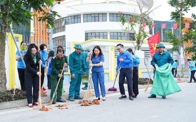 Xã Quốc Oai: Ra quân tổng vệ sinh môi trường và tuyên truyền lưu động chào mừng ngày hội toàn dân- Ảnh 4.