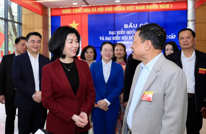 Chủ tịch Ủy ban Bầu cử Thành phố Phùng Thị Hồng Hà kiểm tra công tác bầu cử tại phường Hoàng Mai- Ảnh 1.