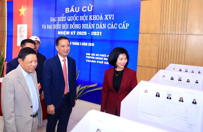 Chủ tịch Ủy ban Bầu cử Thành phố Phùng Thị Hồng Hà kiểm tra công tác bầu cử tại phường Hoàng Mai- Ảnh 3.