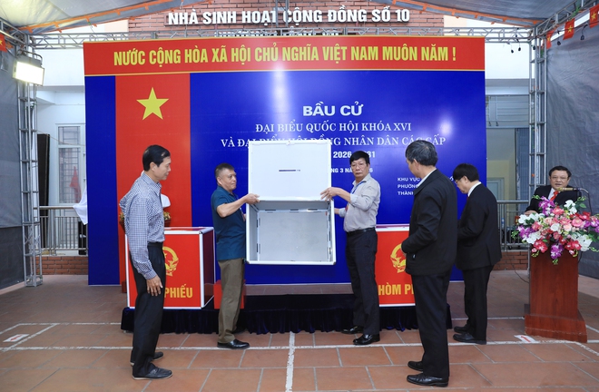Hà Nội: Cử tri phường Giảng Võ phấn khởi đi bỏ phiếu thực hiện quyền và nghĩa vụ công dân- Ảnh 6.