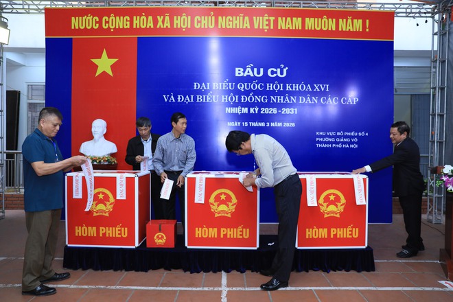 Hà Nội: Cử tri phường Giảng Võ phấn khởi đi bỏ phiếu thực hiện quyền và nghĩa vụ công dân- Ảnh 8.