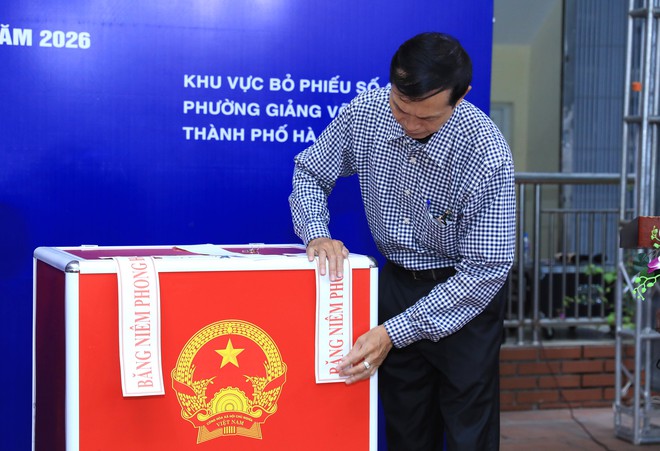 Hà Nội: Cử tri phường Giảng Võ phấn khởi đi bỏ phiếu thực hiện quyền và nghĩa vụ công dân- Ảnh 7.