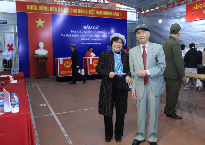 Hà Nội: Cử tri phường Giảng Võ phấn khởi đi bỏ phiếu thực hiện quyền và nghĩa vụ công dân- Ảnh 15.