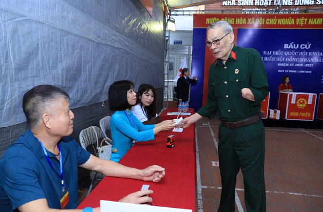 Chủ tịch UBND Thành phố Vũ Đại Thắng bỏ phiếu và kiểm tra công tác bầu cử tại phường Giảng Võ- Ảnh 16.