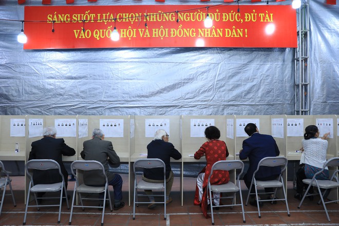 Hà Nội: Cử tri phường Giảng Võ phấn khởi đi bỏ phiếu thực hiện quyền và nghĩa vụ công dân- Ảnh 13.