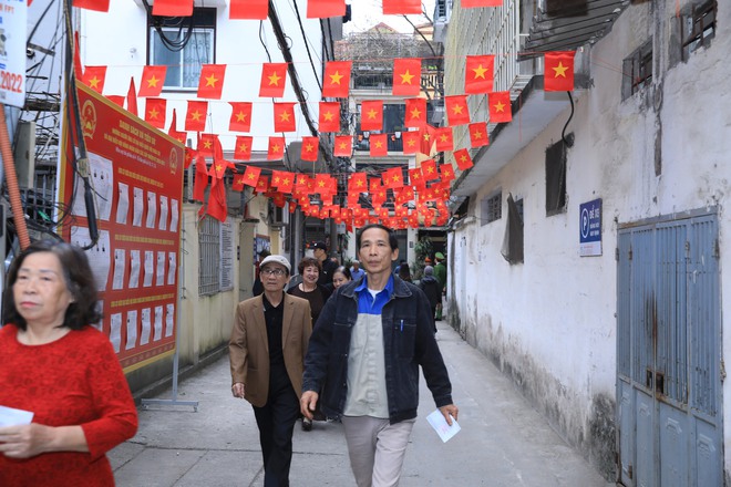 Chủ tịch UBND Thành phố Vũ Đại Thắng bỏ phiếu và kiểm tra công tác bầu cử tại phường Giảng Võ- Ảnh 11.