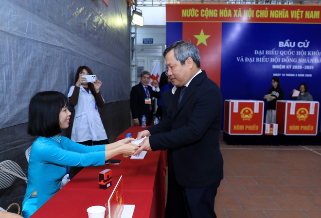 Chủ tịch UBND Thành phố Vũ Đại Thắng bỏ phiếu và kiểm tra công tác bầu cử tại phường Giảng Võ- Ảnh 2.
