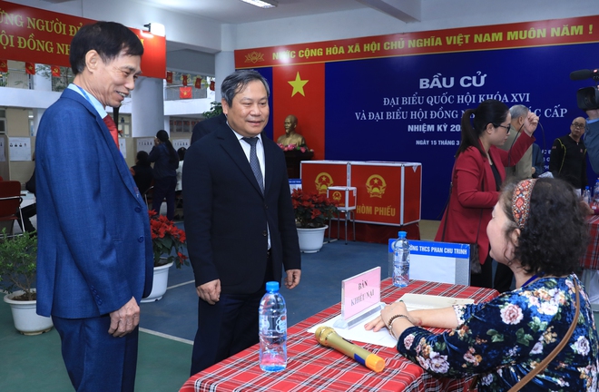 Chủ tịch UBND Thành phố Vũ Đại Thắng bỏ phiếu và kiểm tra công tác bầu cử tại phường Giảng Võ- Ảnh 5.
