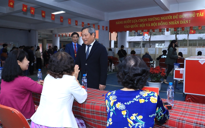 Chủ tịch UBND Thành phố Vũ Đại Thắng bỏ phiếu và kiểm tra công tác bầu cử tại phường Giảng Võ- Ảnh 7.