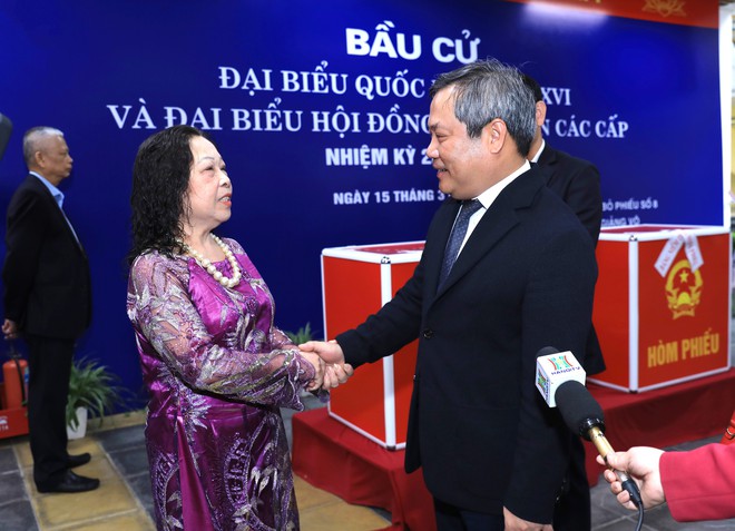 Chủ tịch UBND Thành phố Vũ Đại Thắng bỏ phiếu và kiểm tra công tác bầu cử tại phường Giảng Võ- Ảnh 9.